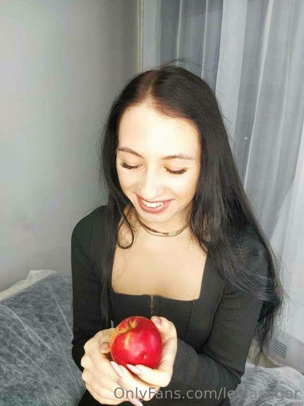Looking for someone to look at like this apple😢😞