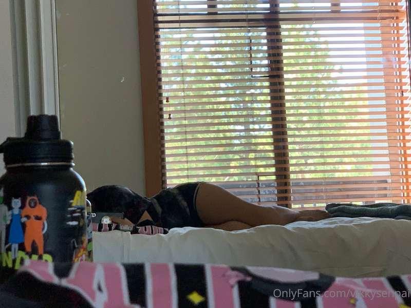 chilling at a hotel :3