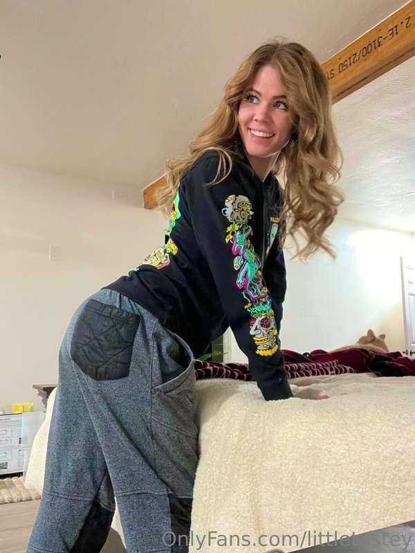 Let’s be lazy bums today! Build a fort on the couch, put on ..