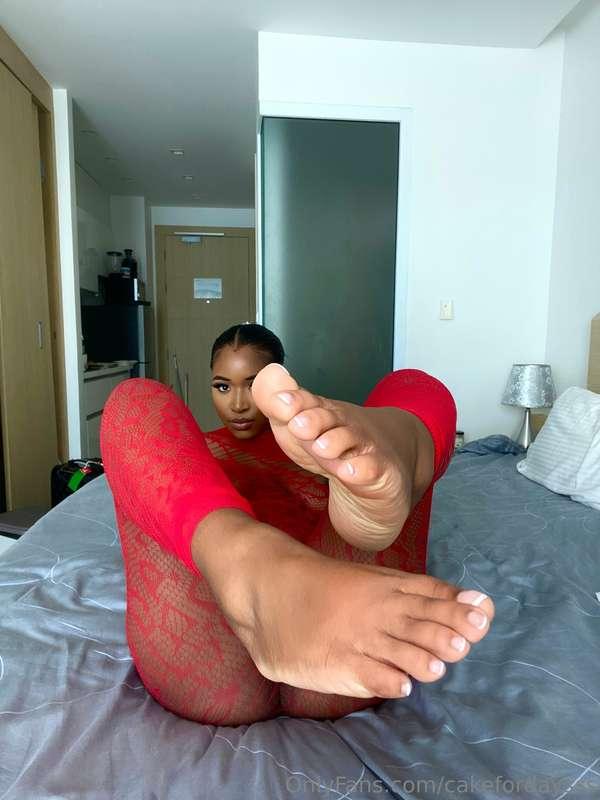 👅🦶🏽