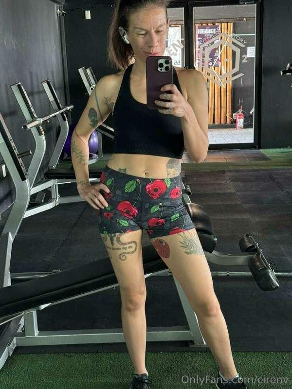Workout selfie of the day. Like my shorts? ☺️