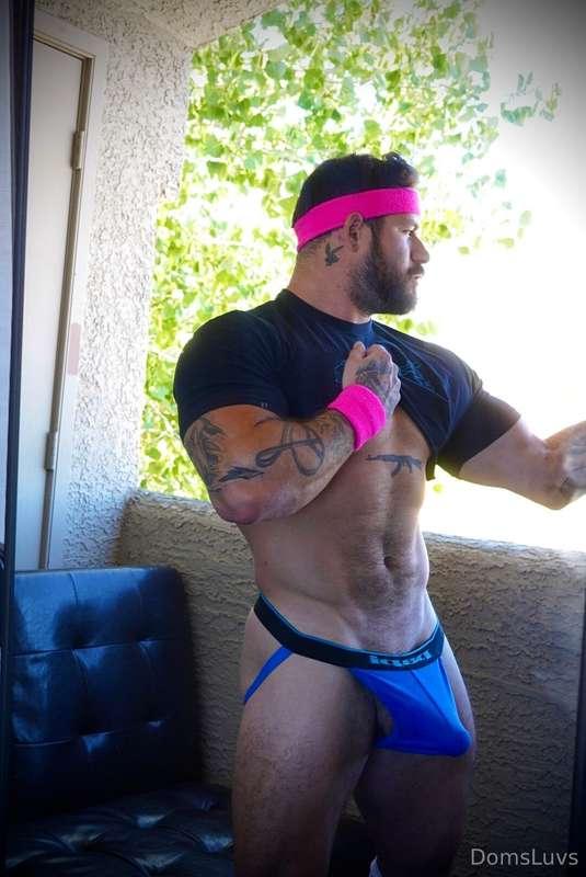 Just your average neighbor getting ready to run the block 
