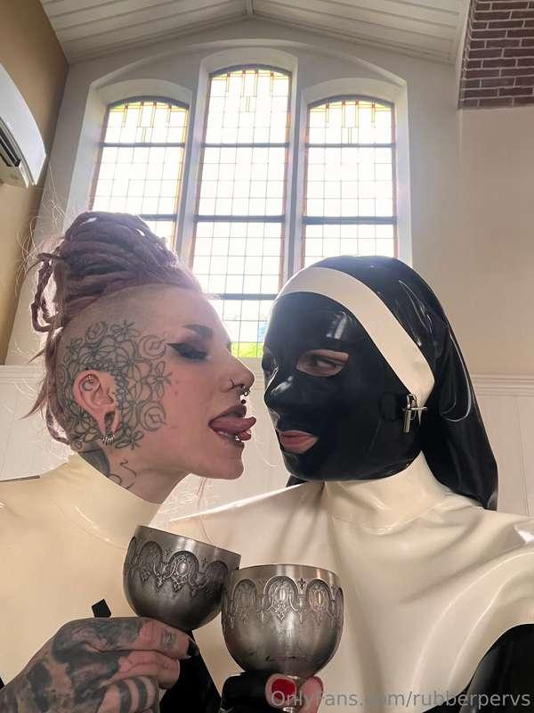 Heilige…. Ich bin in unserer kleinen Sekte ununterbrochen vo..