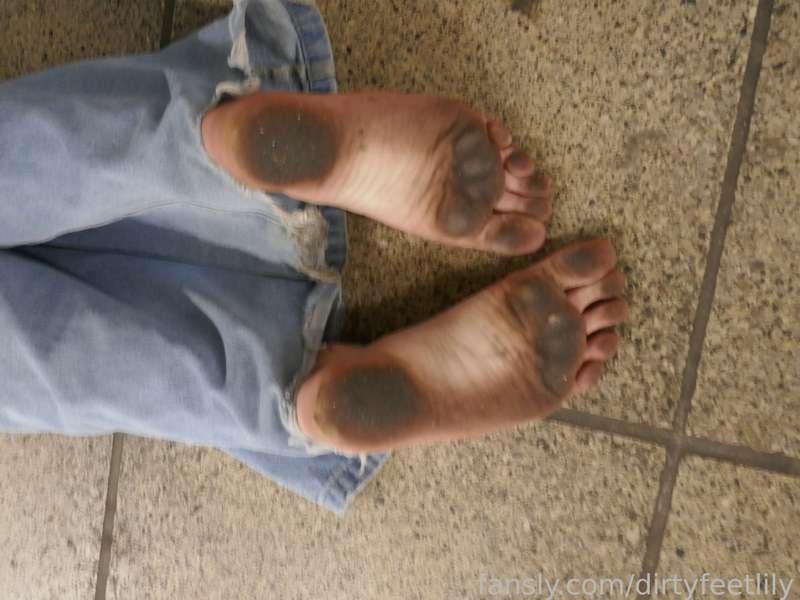 hope you like these filthy soles as much as i do 😛


#dirtyfeet #footfetish #barefootgirl #footgirl