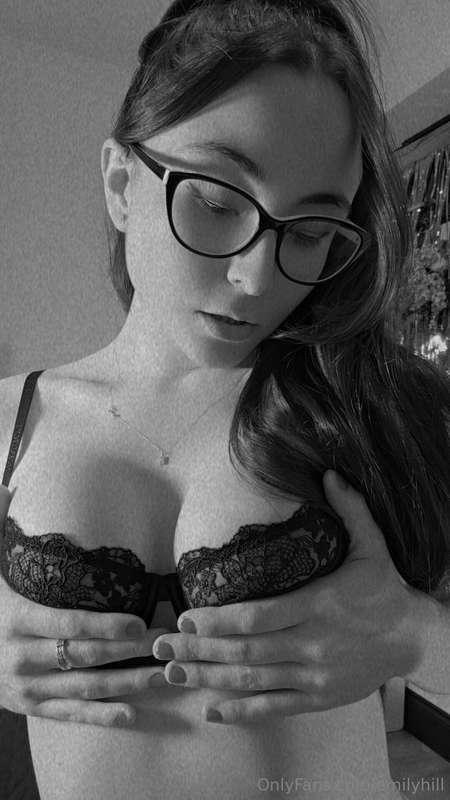 I'm live xxxx link is in the bio or go here : emilyhill.live..