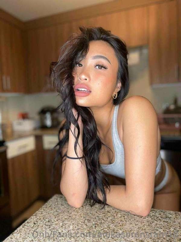 😛 NEW FREE ASIAN QUEEN 🤪  Go follow QUEEN MAI 😊 She’s doing ..