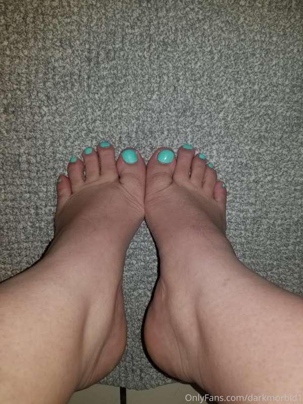 Different color on them toes 🤤