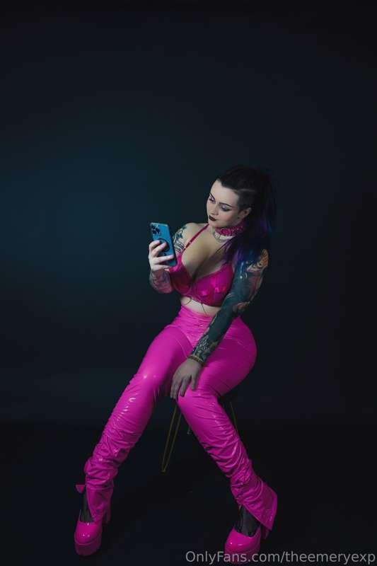 This barbie is busy answering your DMs <3