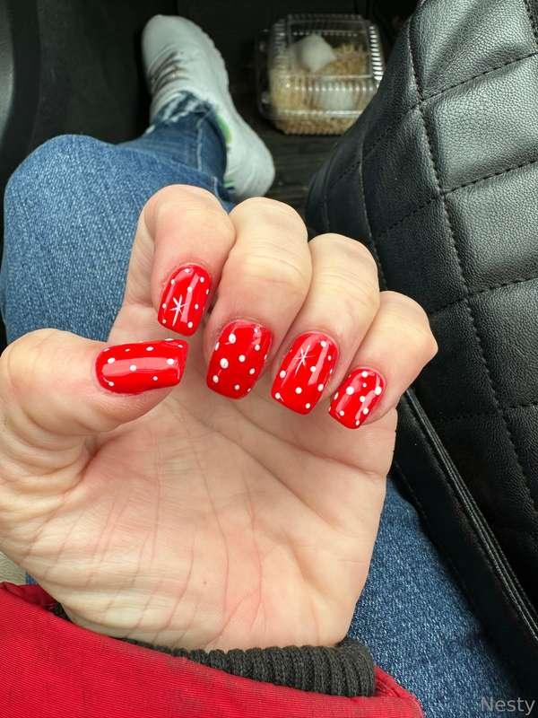 Red and snowflake nails 💅😍  Yes😅those are mice🐁 at my feet, ..