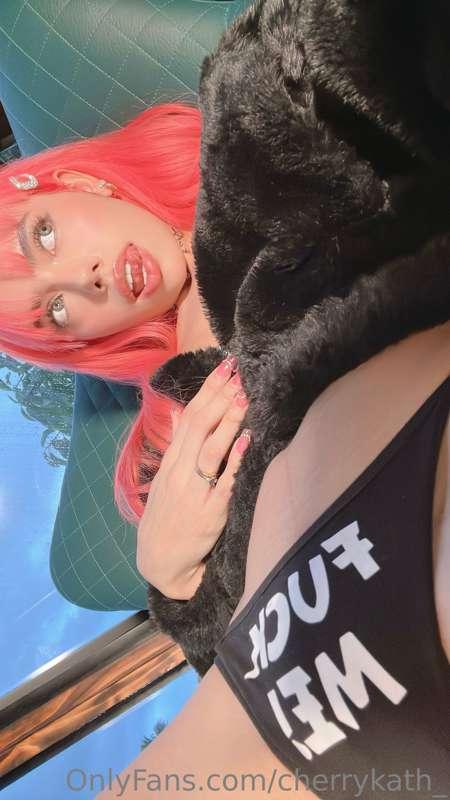 IM ONLINE! CHECK OUR CHAT AND THIS OLD THONG 😈