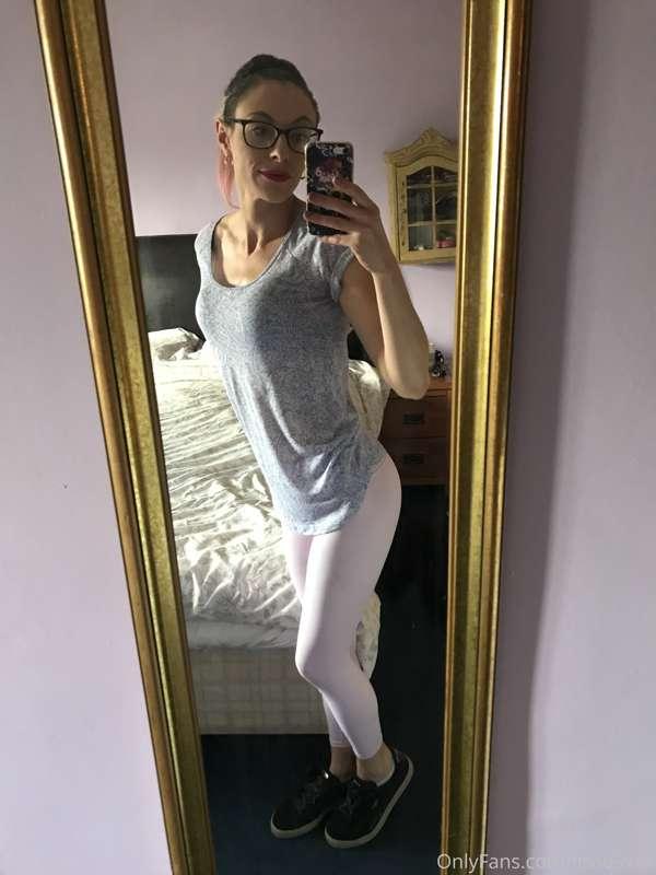 It’s those tight pink leggings again 😉