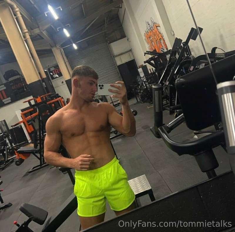 Sweep off your feet with @cam.fitx, dominating the gym 🔥😘💋 a..