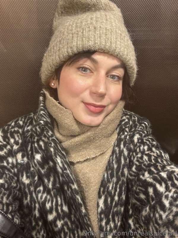 Winter Atmosphere ❄️ Wrapped up warm, feeling cozy and styli..