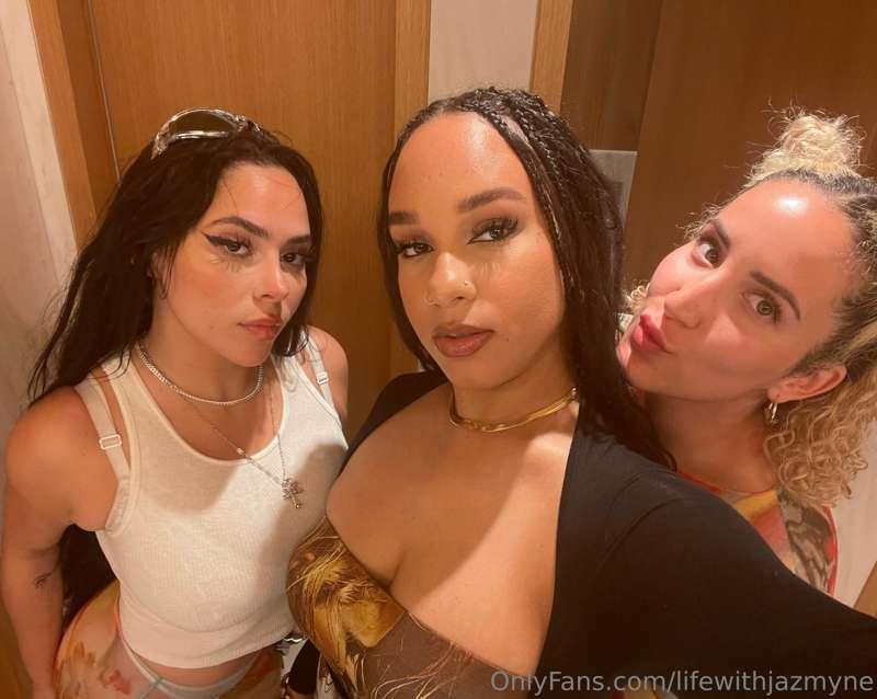 Girls Night with these two cuties 💖
@the_poleprincess @palom..