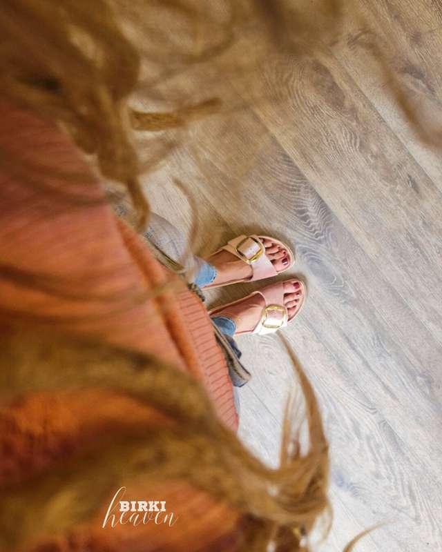 Oh, I love her! My Madrid Big Buckle in Samt Rosè. 😍The gold..