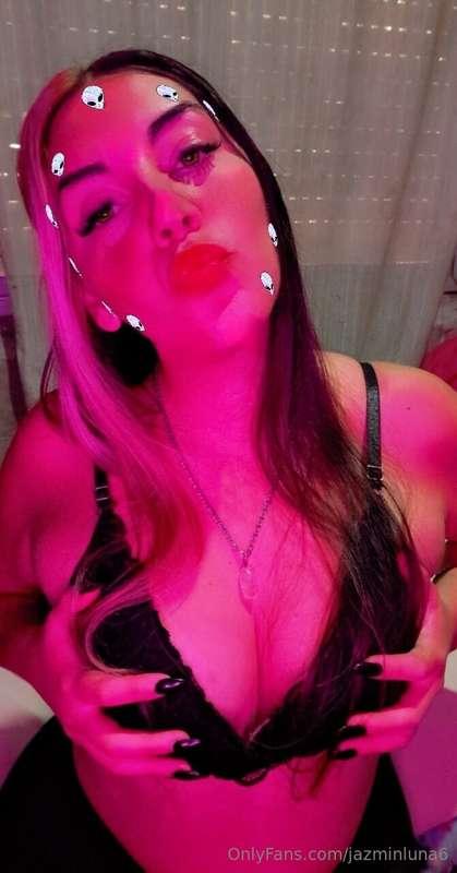  Tip $5 and let me show you a naughty surprise 💓🙊 