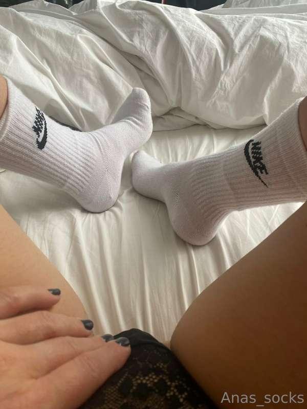 Spending Monday in bed… who wants to join me?😈