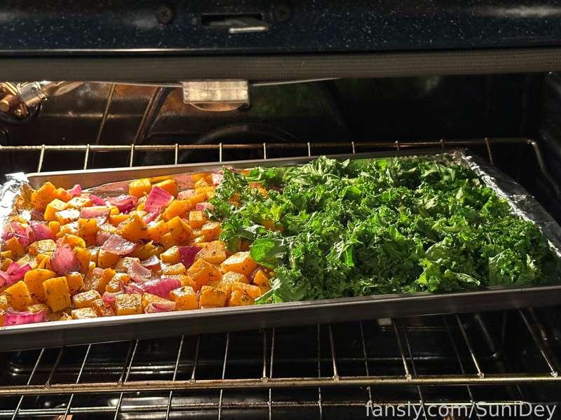 Salad but better than average 

Quinoa, butternut squash, red onion, kale, chickpeas, poppyseed dressing 

I’d post the recipe but I always just kinda wing it off a TikTok idea I see. 