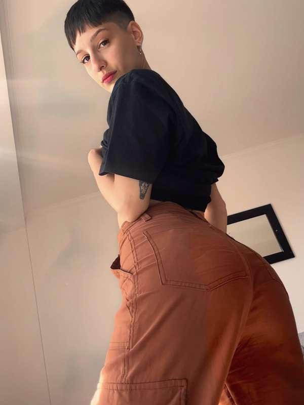 Loving my orange pants, fits perfect with Fall 😋