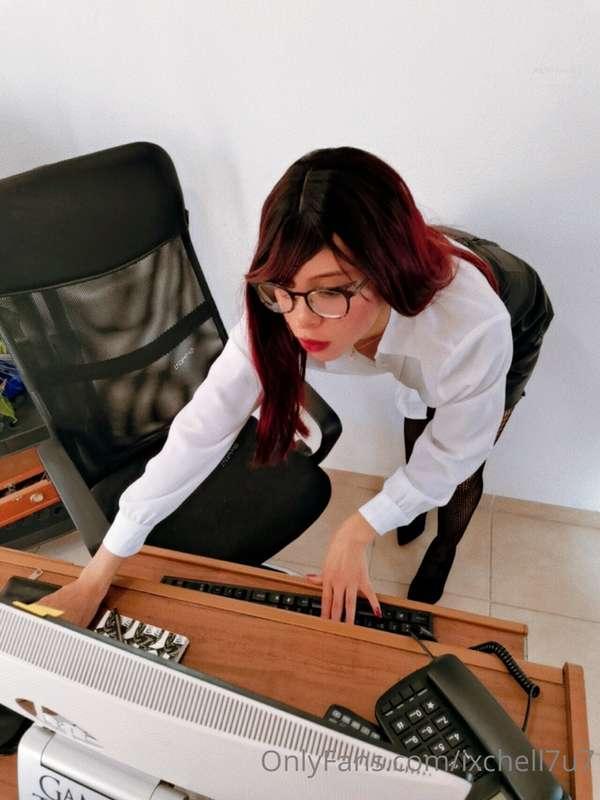 Saludos desde la oficina 👉👈 mi jefe se enojó por mi faldita ..