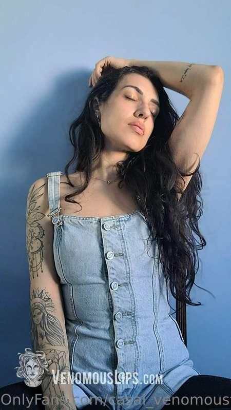 This MILF loves to wear jeans and show her tits.