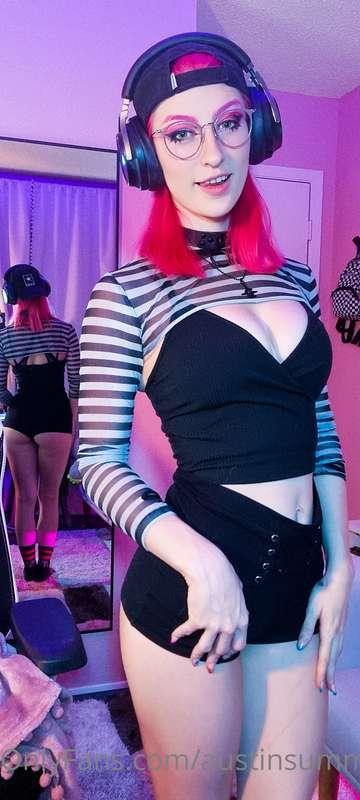 Who's up late?? 😈🖤