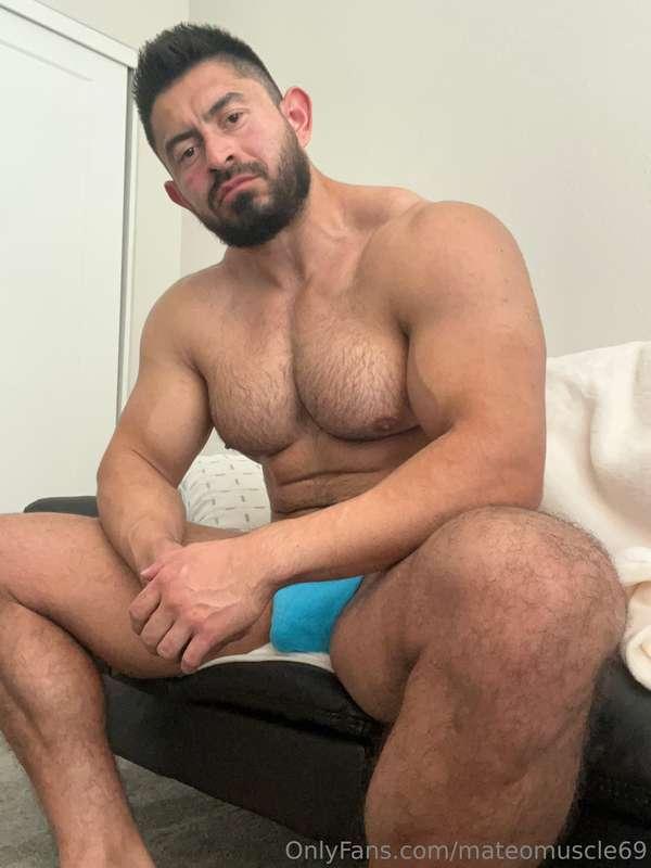 Walk in on a real man.. see what becomes of you 🍆🦍