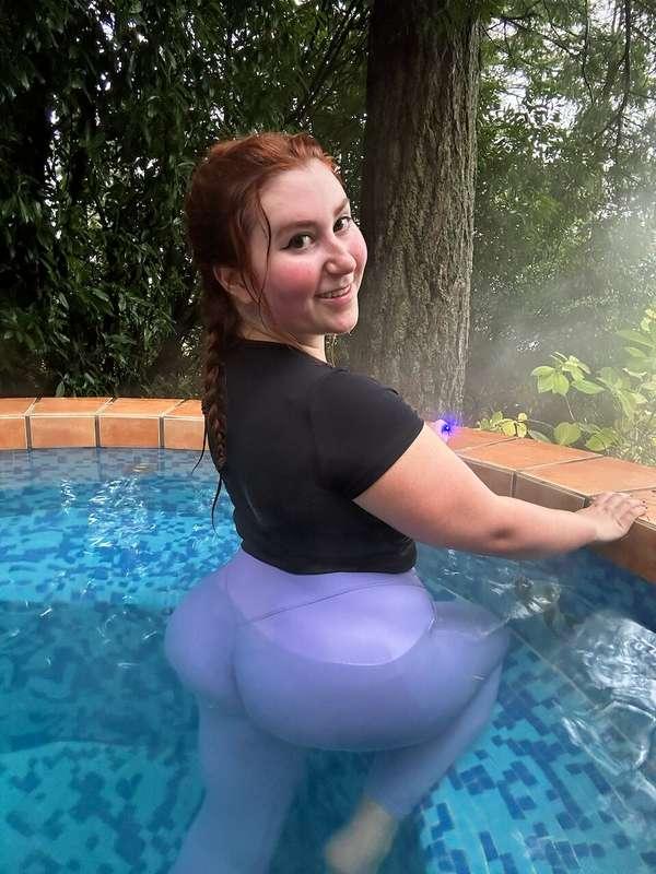 Is it me or does my ass look bigger underwater?🙈