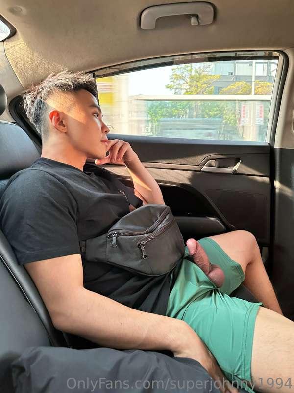 大白天的坐Uber不小心彈出🍆

I take an Uber and my driver may have seen ..
