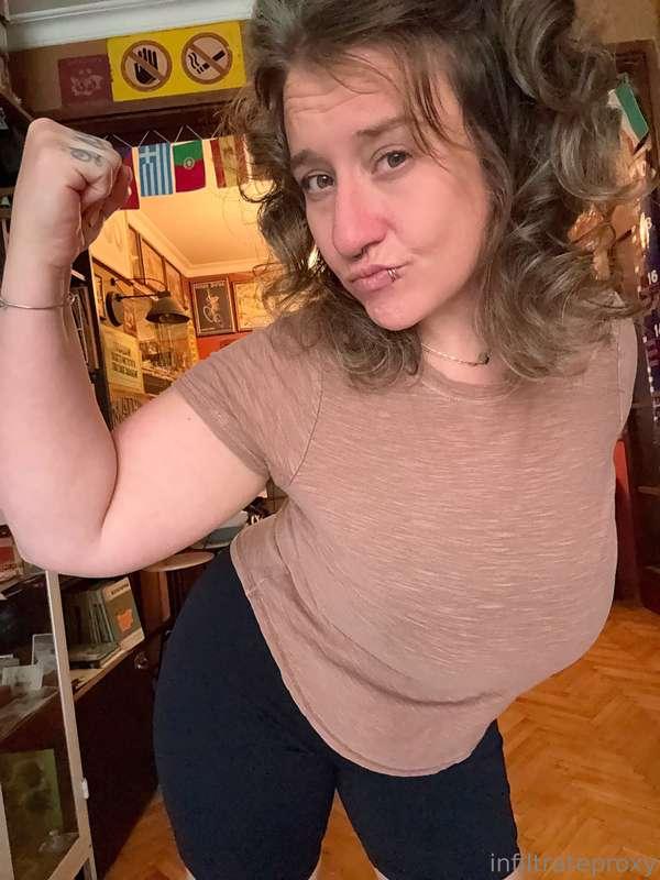 Wanna wrestle!?? I’m feeling extra frisky today! 