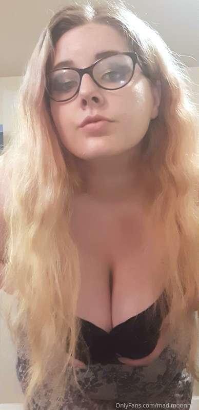 Do you like girls with glasses? 😋💖