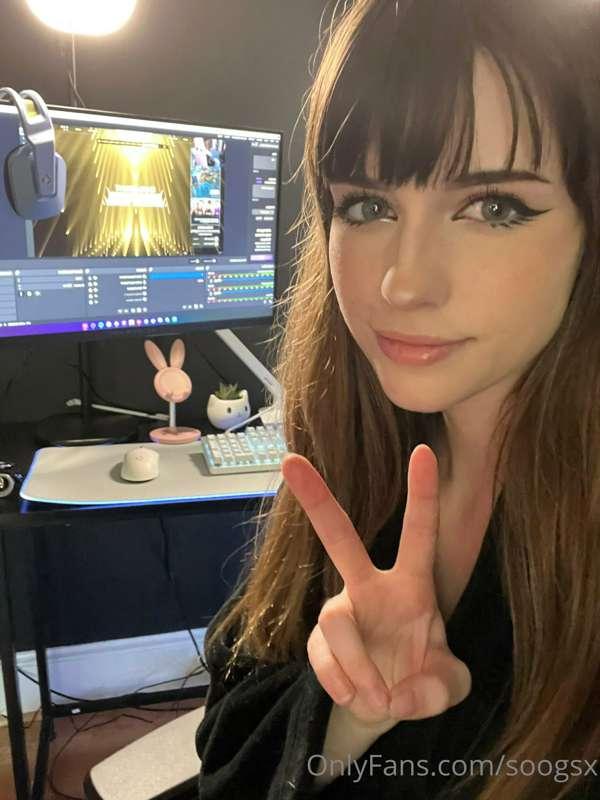 GUYS IM STREAMING FOR THE FIRST TIME EVAA COME HANG OUT <3
h..