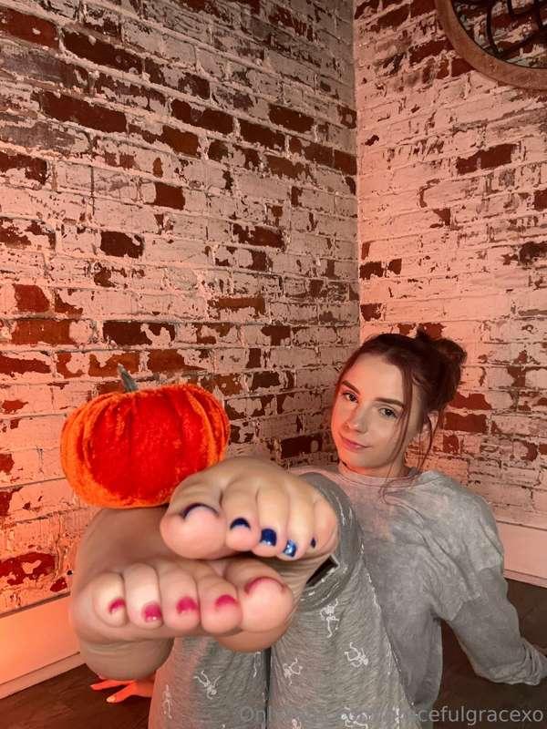 So I’m definitely your date for Halloween right !?!🎃🧡🖤