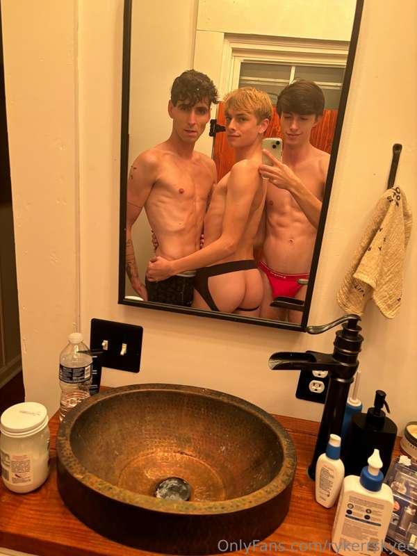 Nothing hotter than taking 2 big dicks! Thanks @makaiangelo ..