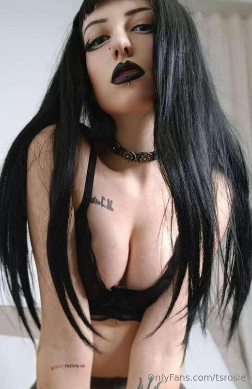 The hottest goth girl @angelinadark🌶just started her sex lif..