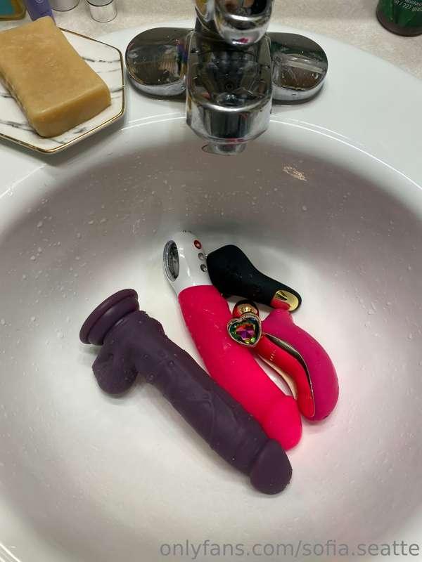 Watch me clean up after a hot and wet multi orgasmic session..
