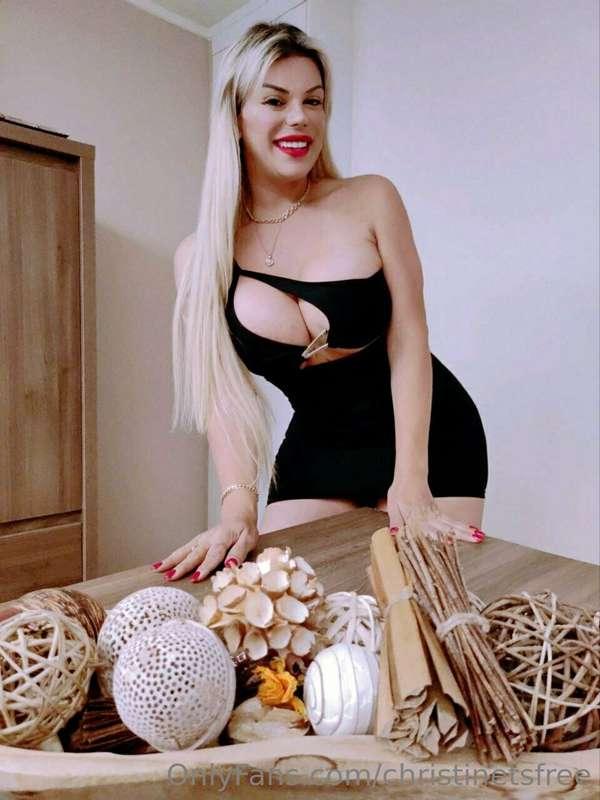 I am waiting you 💦 Let's play togheter 😈 videocall?