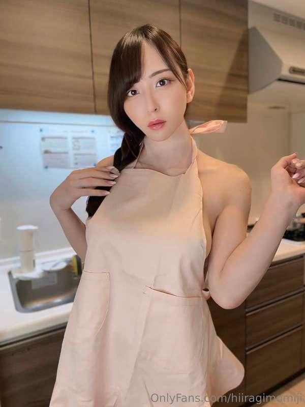 Japanese "HADAKA apron”💕　（＝Wife wearing an apron while naked..