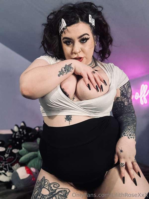 Tits out babe… 👀