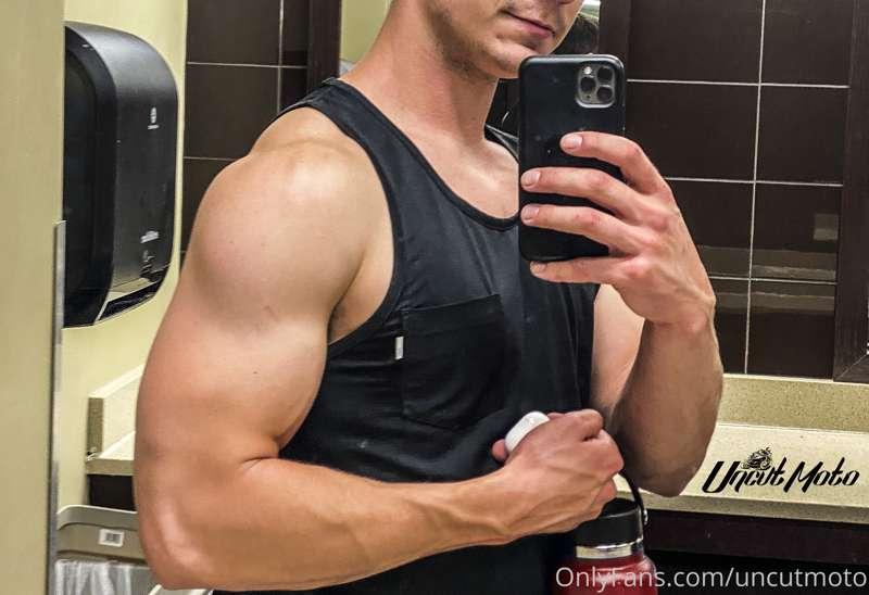 Today's gym sesh is brought to you by *ARMS* 🥵

Love a good ..