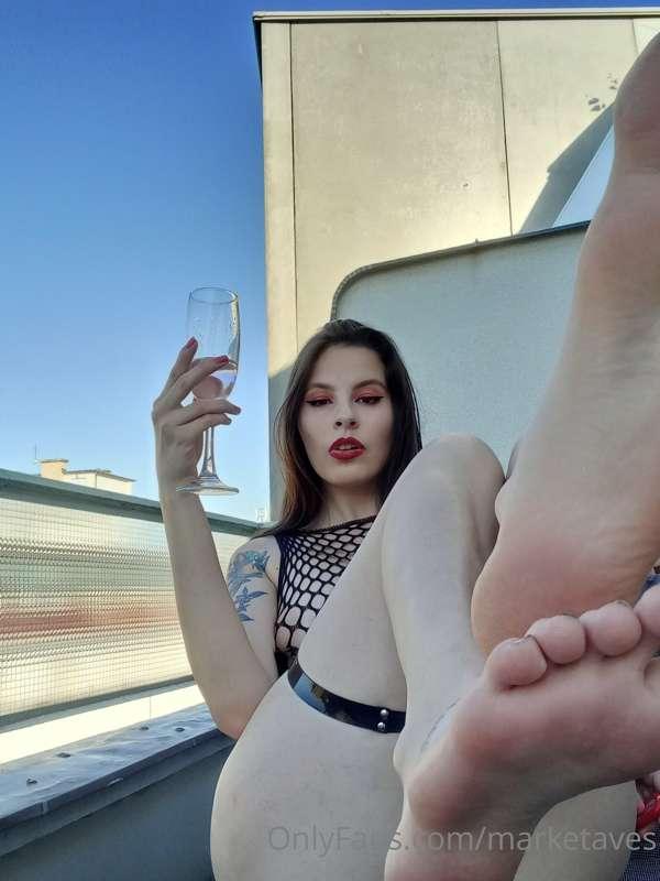 I just love to chill on the terrace and have my feet licked...