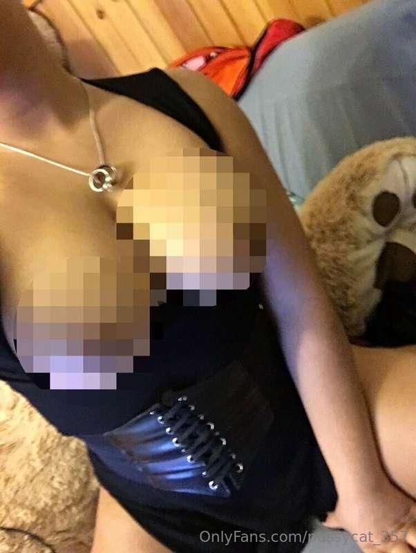 Look at my tits hanging out of this corset dress 👀😍👀
