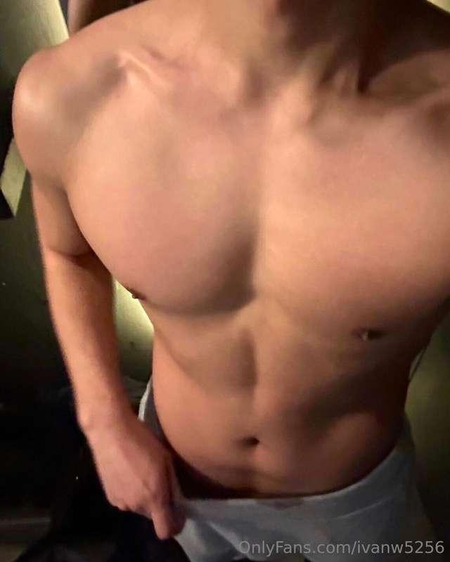 紀錄一下現在的身材 新年後可能就吃胖了🙈
