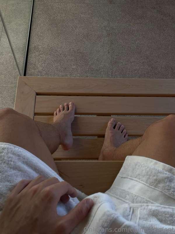 Worship me, start with my feet😈