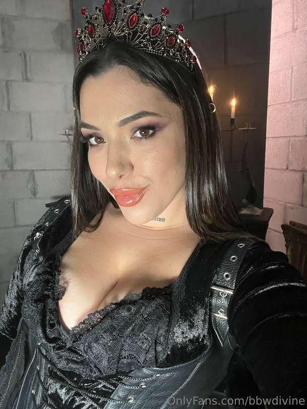 ## I'm pretty sure i'm looking like a goth queen! Would you ..