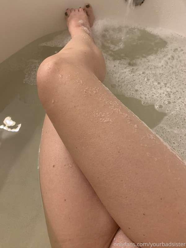 Nudes from my buddle bath are in your DMs now! 💦💦
