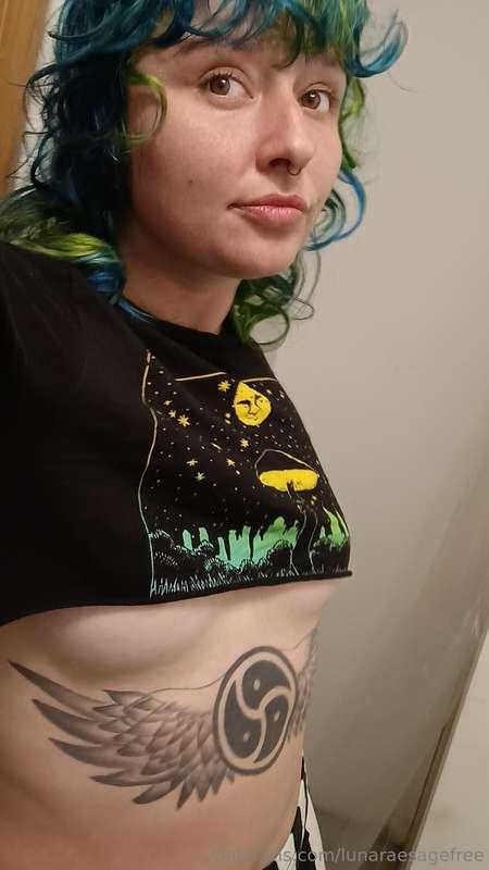 Everyone loves a lil underboob