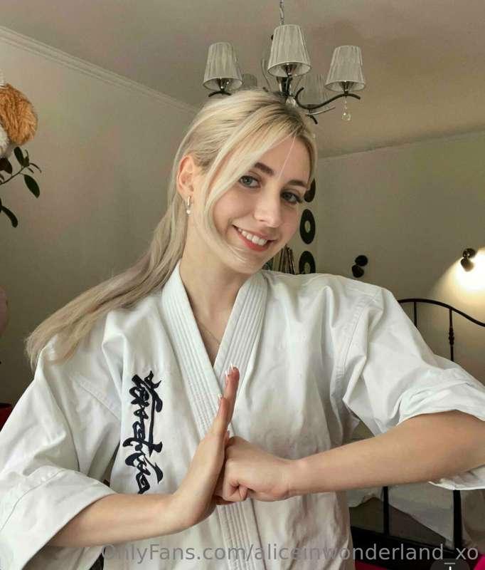 Let's continue talking about karate and its techniques?😊
I r..