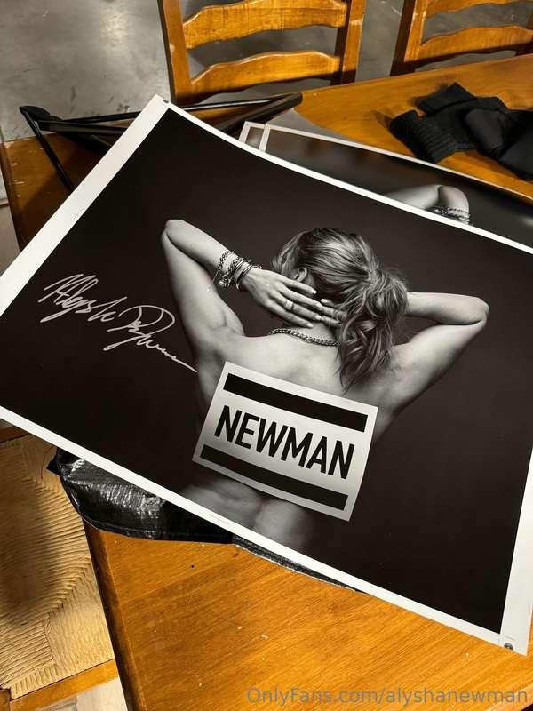 GIVEAWAY TIME 👅 I'm giving away a signed photo with your nam..