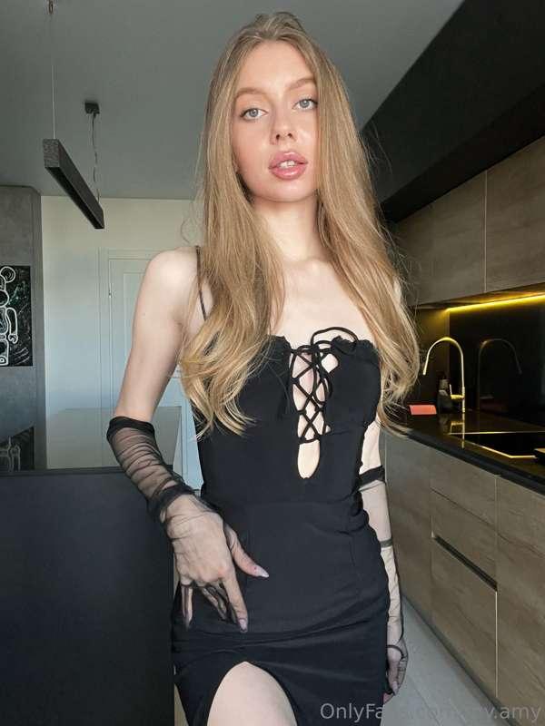 I think a black dress always emphasizes a woman's sexuality🖤
